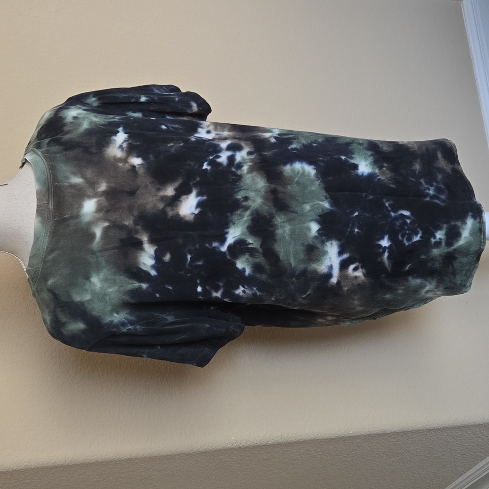Cloth & Stone Evereve Hi-Low V-Neck Camo Tie Dye Satiny Tee Green/Black EUC - M - Picture 5 of 8